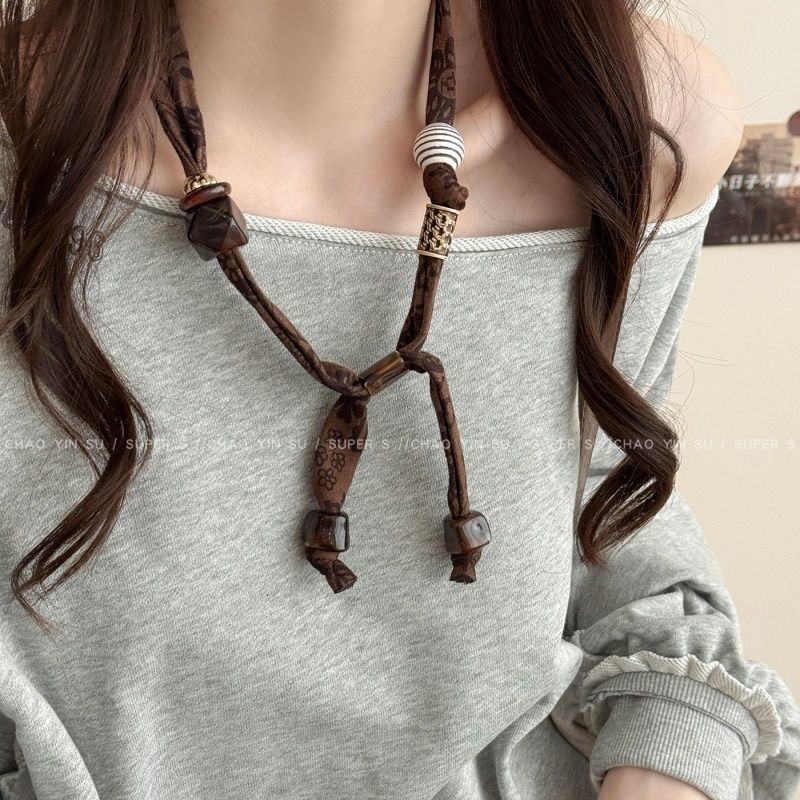 Akrilból készült nyaklánc elektroplattázott felülettel; medál rézötvözetből, geometriai forma, etnikus stílus