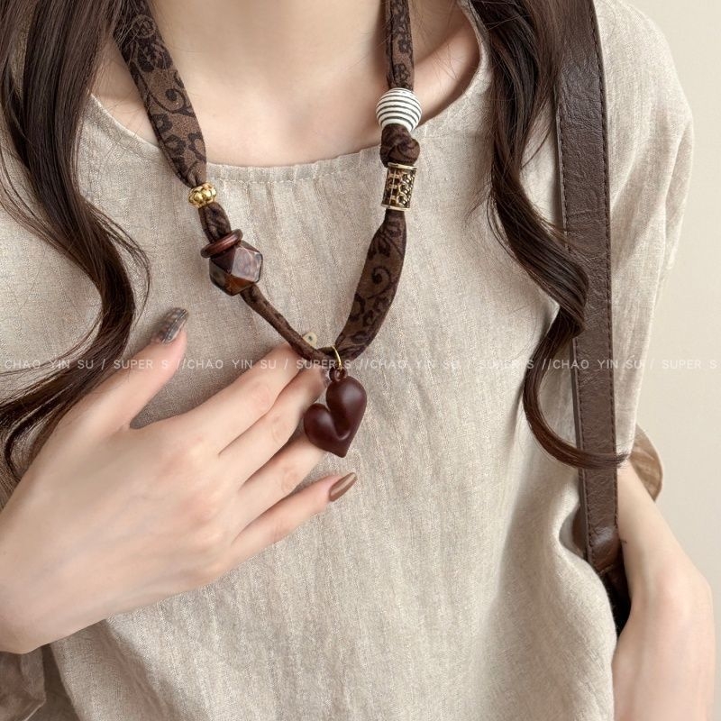 Akrilból készült nyaklánc elektroplattázott felülettel; medál rézötvözetből, geometriai forma, etnikus stílus