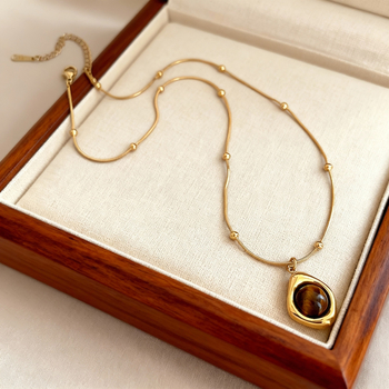 Tigriszem gyöngyös nyaklánc, kézzel készített, kígyócsont lánccal, többszintű dizájn, rozsdamentes acél medállal