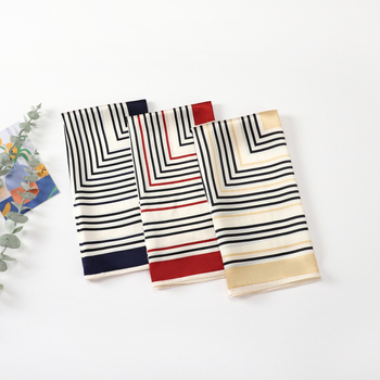 Šalikas iš paprasto crepe satino, audimas: paprastas audinys, stilius: madingas keliaujantis stilius, sezonas: pavasaris 2025, kodas: ZS5306