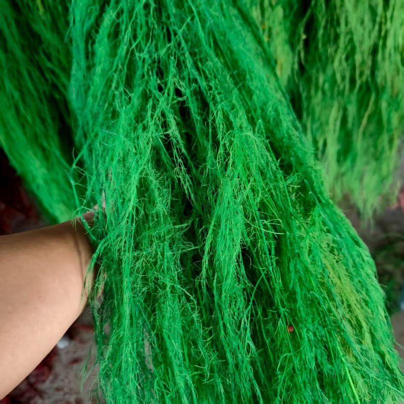 Függő virágkompozíció konzervált és szárított virágokból Dragon Whiskers és Long-Hair Grass; Márka Yunnan Runhong • 2024 • Modern minimál stílus • Kína