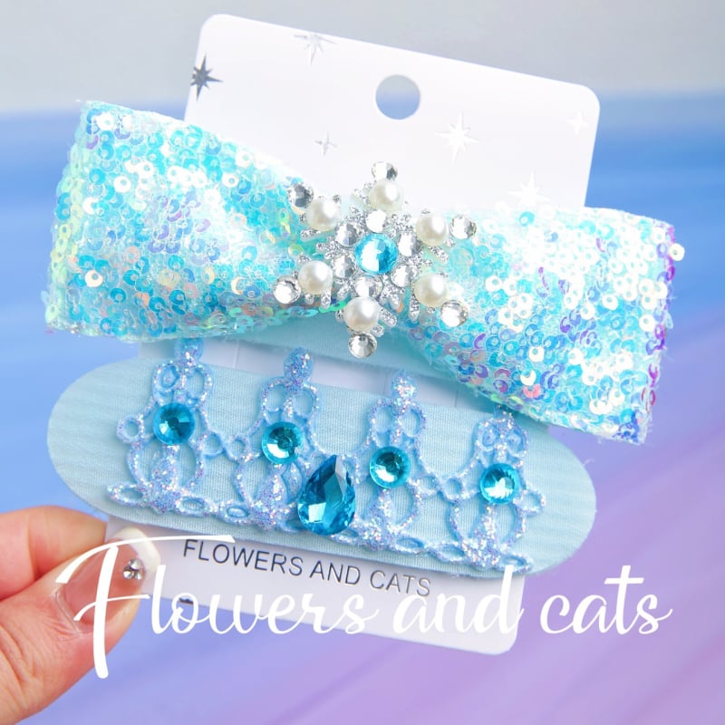 Vaikų plaukų aksesuarų rinkinys su Velcro galvos juostele, plaukų segtukais ir gumytėmis, rankų darbo audinys, FLOWERS AND CATS ženklas, piešinių stiliaus