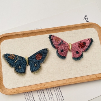 Matu aksesuārs ar izšūtu tauriņu, roku darbs, karikatūras stils sievietēm (Materiāls: Audums; Stils: Karikatūra, Sievietes; Ražošana: Roku darbs; Zīmols: Flower Bridge)