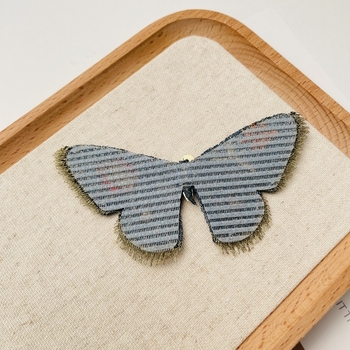 Matu aksesuārs ar izšūtu tauriņu, roku darbs, karikatūras stils sievietēm (Materiāls: Audums; Stils: Karikatūra, Sievietes; Ražošana: Roku darbs; Zīmols: Flower Bridge)