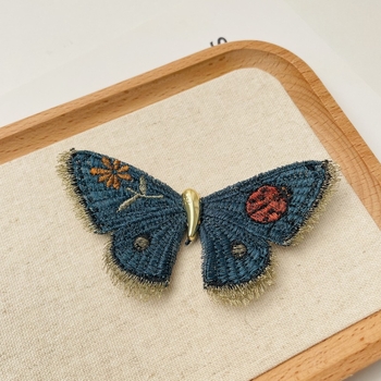 Matu aksesuārs ar izšūtu tauriņu, audums, rokdarbi, karikatūras stila sievietēm