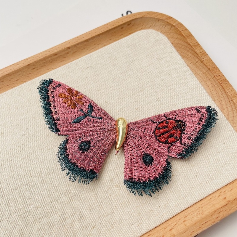 Matu aksesuārs ar izšūtu tauriņu, audums, rokdarbi, karikatūras stila sievietēm