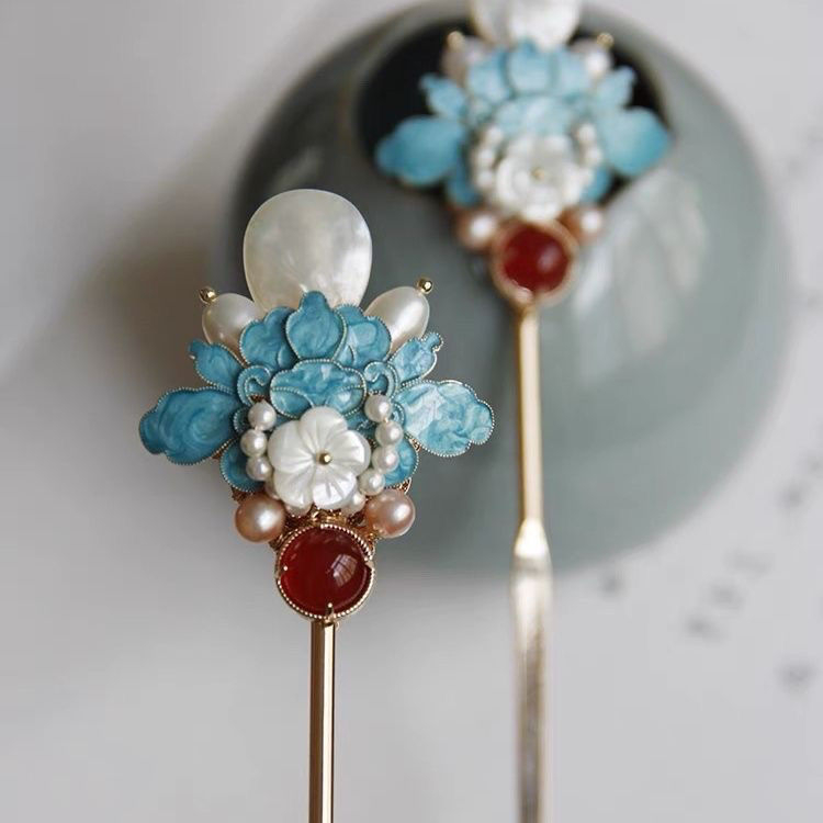 Hajatű ötvözetből cloisonné emállel – pivónia motívummal, eredeti design, fejfedő hagyományos kínai stílusban, Shi Nuoyi, 2021 nyár