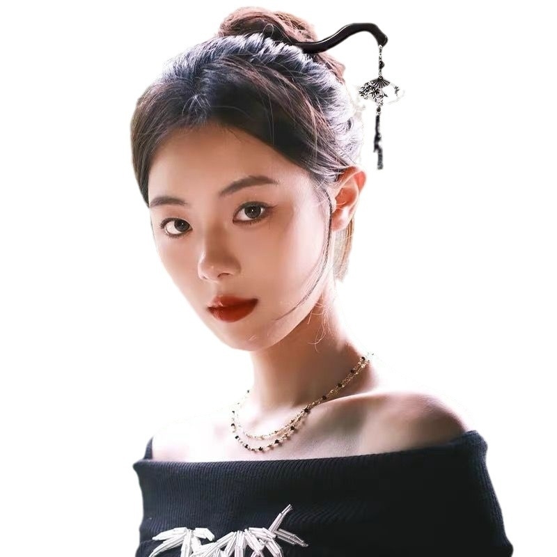 Hajcsat — retro stílusú, ébenfa hajtű bambuszleveles, fan-alakú dizájn és kagylómedál díszítés, 2024 ősz