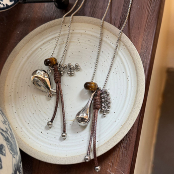 Ogrlica s privjeskom od prirodnog kamena i četvrtastim bisernim lancem, višeslojna, ručno izrađena, INS stil, motiv životinja/zodijak