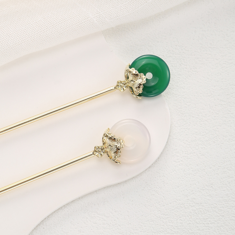 Guofeng spona do vlasov s motívom Plum Blossom a Ping An - meďové telo, biely achát, imitácia zlata 14K