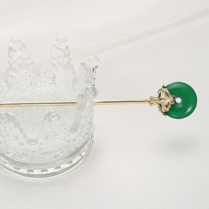 Guofeng spona do vlasov s motívom Plum Blossom a Ping An - meďové telo, biely achát, imitácia zlata 14K