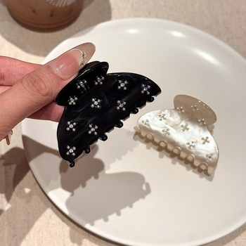 Щипка за коса с притискащ механизъм за задната част на главата — полупристегващ дизайн, акрил и имитационни перли