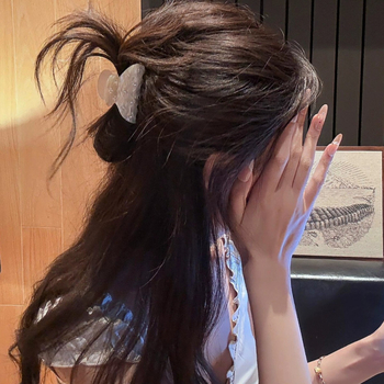 Щипка за коса с притискащ механизъм за задната част на главата — полупристегващ дизайн, акрил и имитационни перли