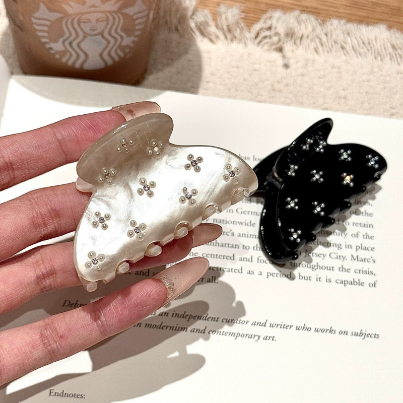 Щипка за коса с притискащ механизъм за задната част на главата — полупристегващ дизайн, акрил и имитационни перли