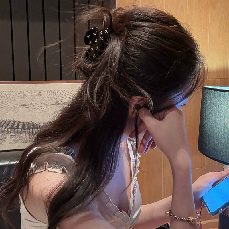 Щипка за коса с притискащ механизъм за задната част на главата — полупристегващ дизайн, акрил и имитационни перли