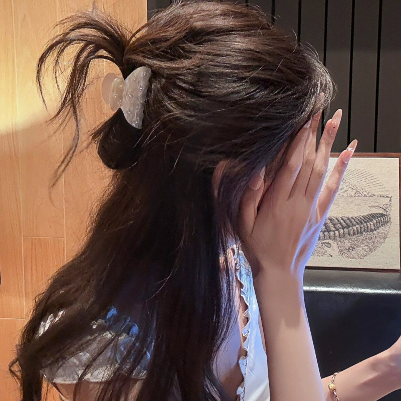 Щипка за коса с притискащ механизъм за задната част на главата — полупристегващ дизайн, акрил и имитационни перли