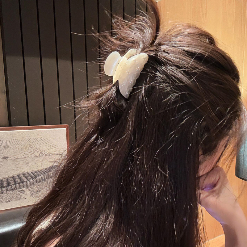 Щипка за коса с притискащ механизъм за задната част на главата — полупристегващ дизайн, акрил и имитационни перли