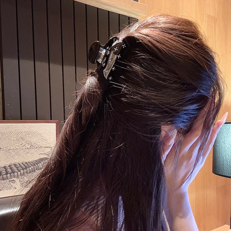 Щипка за коса с притискащ механизъм за задната част на главата — полупристегващ дизайн, акрил и имитационни перли