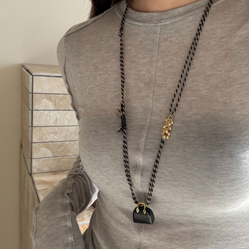 Nyaklánc: természetes tigrisszem kő, kerek gyöngyök és bojt függő, geometriás dizájn, zsinórlánc, 61–70 cm hosszúság