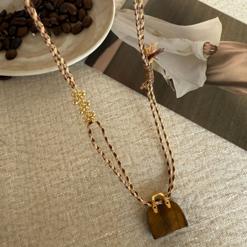 Nyaklánc: természetes tigrisszem kő, kerek gyöngyök és bojt függő, geometriás dizájn, zsinórlánc, 61–70 cm hosszúság