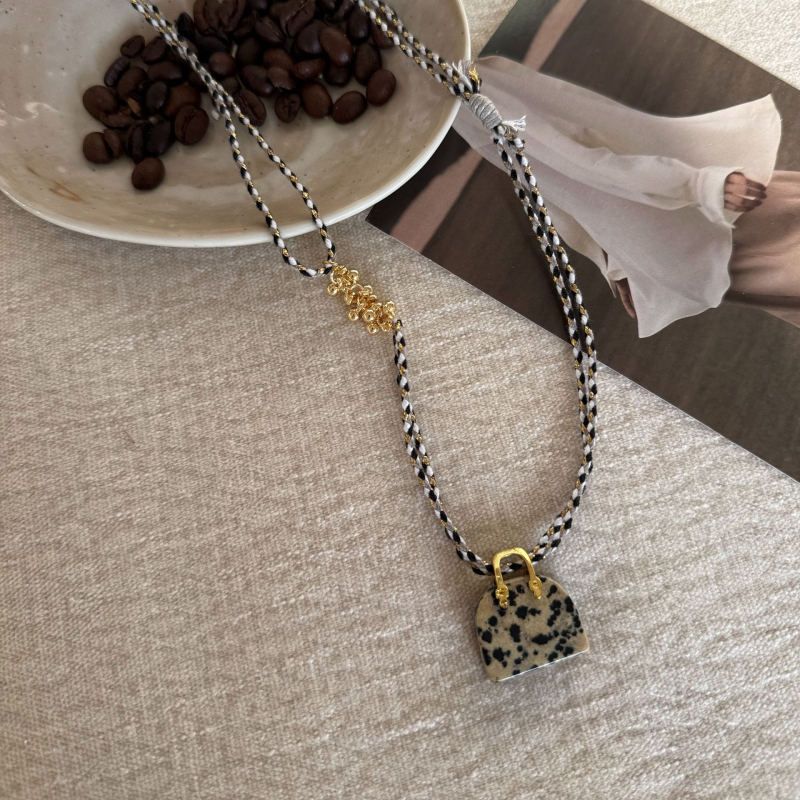 Nyaklánc: természetes tigrisszem kő, kerek gyöngyök és bojt függő, geometriás dizájn, zsinórlánc, 61–70 cm hosszúság