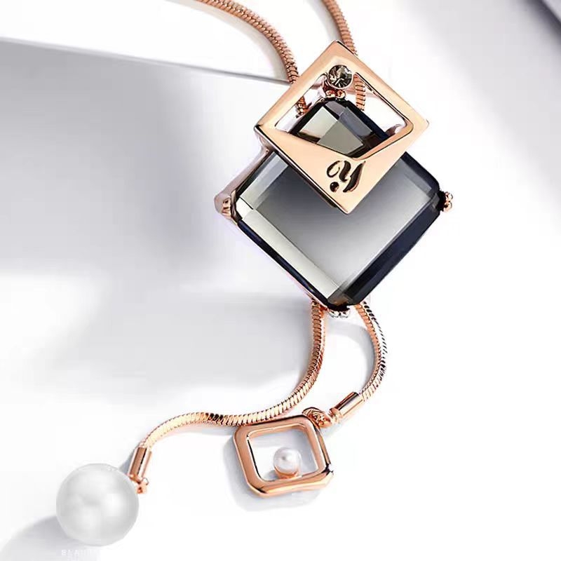 Sievietēm garā pulovera kaklarota, no sakaļķa materiāla, čūsku kaulu ķēde, režģa raksts, kulons, 51-80 cm