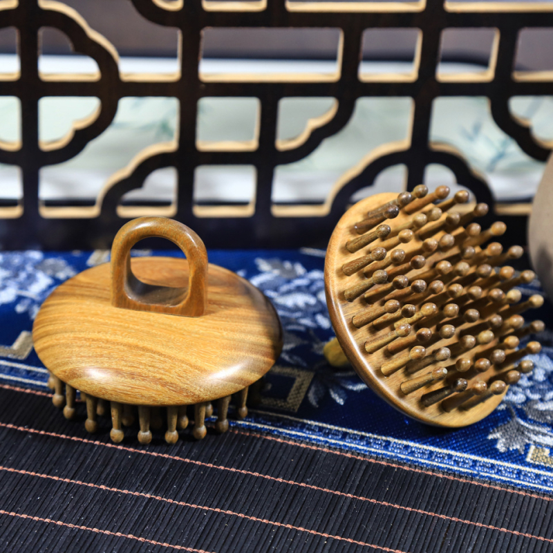 Ξύλινη χτένα από σανδαλόξυλο με παχύτερα δόντια για περιποίηση μαλλιών και μασάζ τριχωτού κεφαλής — σετ δώρου