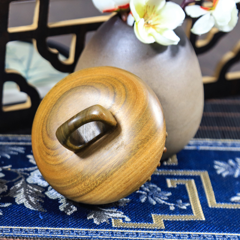 Ξύλινη χτένα από σανδαλόξυλο με παχύτερα δόντια για περιποίηση μαλλιών και μασάζ τριχωτού κεφαλής — σετ δώρου