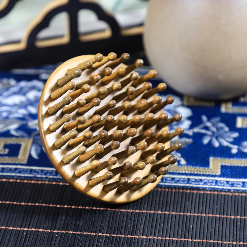 Ξύλινη χτένα από σανδαλόξυλο με παχύτερα δόντια για περιποίηση μαλλιών και μασάζ τριχωτού κεφαλής — σετ δώρου