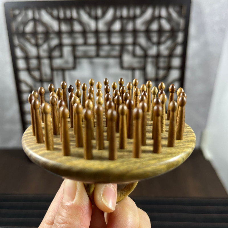 Ξύλινη χτένα από σανδαλόξυλο με παχύτερα δόντια για περιποίηση μαλλιών και μασάζ τριχωτού κεφαλής — σετ δώρου