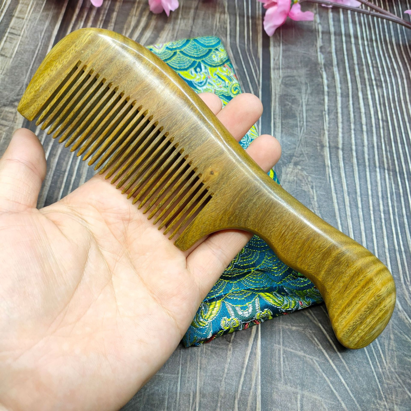 Ξύλινο χτένι, υλικό: sandalwood/rosewood, προέλευση: Min county, Anhui, φινίρισμα επιφανείας: grind, σχέδιο: τοπίο λουλουδιών