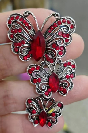 Pillangó dizájnnal rovar-stílusú bross, gyémántos kristályos felülettel, multifunkcionális (Anyag: ötvözet; Stílus: rovar; Kezelés: gyémánt; Funkció: multifunkcionális; Típus: brooch)