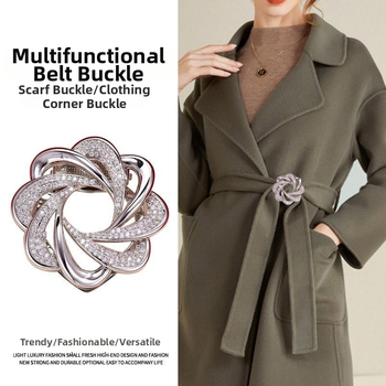 Ženski windbreaker kaput s čvrstom kopčom na pojasu i svilenu maramu; materijal: legura; proljeće 2025; brend Unique