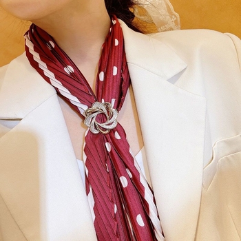 Ženski windbreaker kaput s čvrstom kopčom na pojasu i svilenu maramu; materijal: legura; proljeće 2025; brend Unique