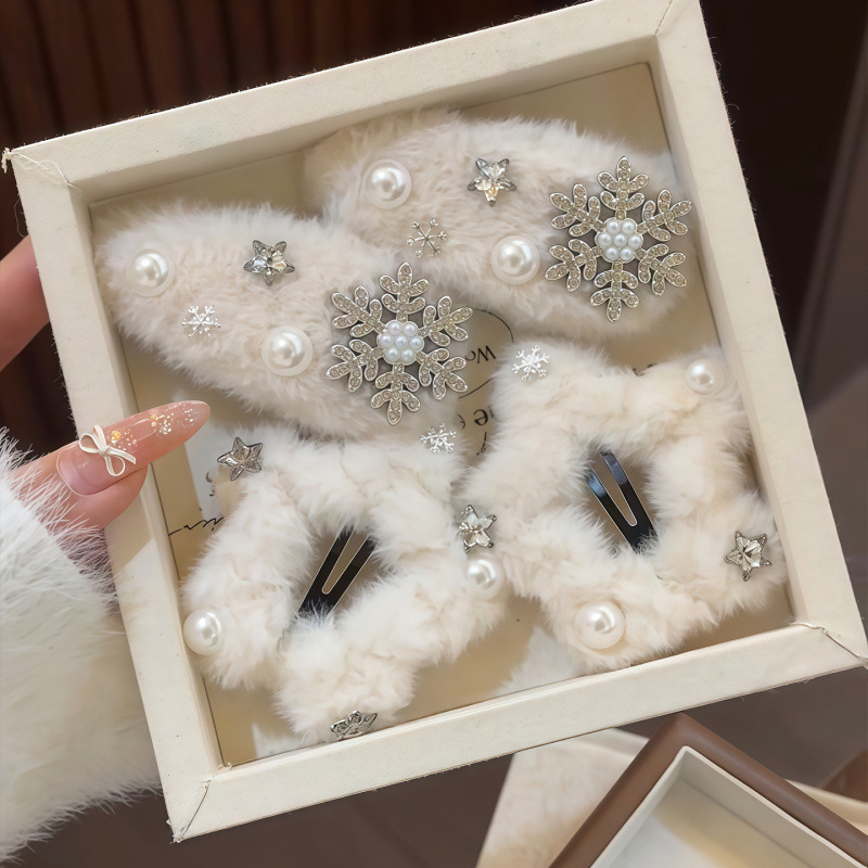 Plüss fejfedő nercszőrrel – Kézzel készített Bb csattal, Tündér-stílus, Téli 2025