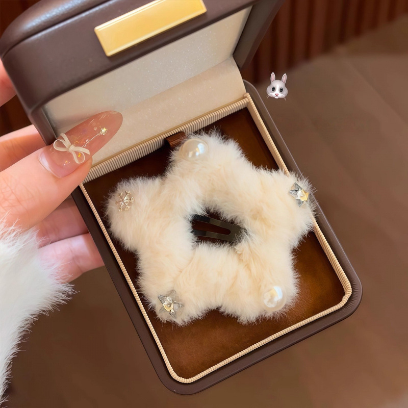 Plüss fejfedő nercszőrrel – Kézzel készített Bb csattal, Tündér-stílus, Téli 2025