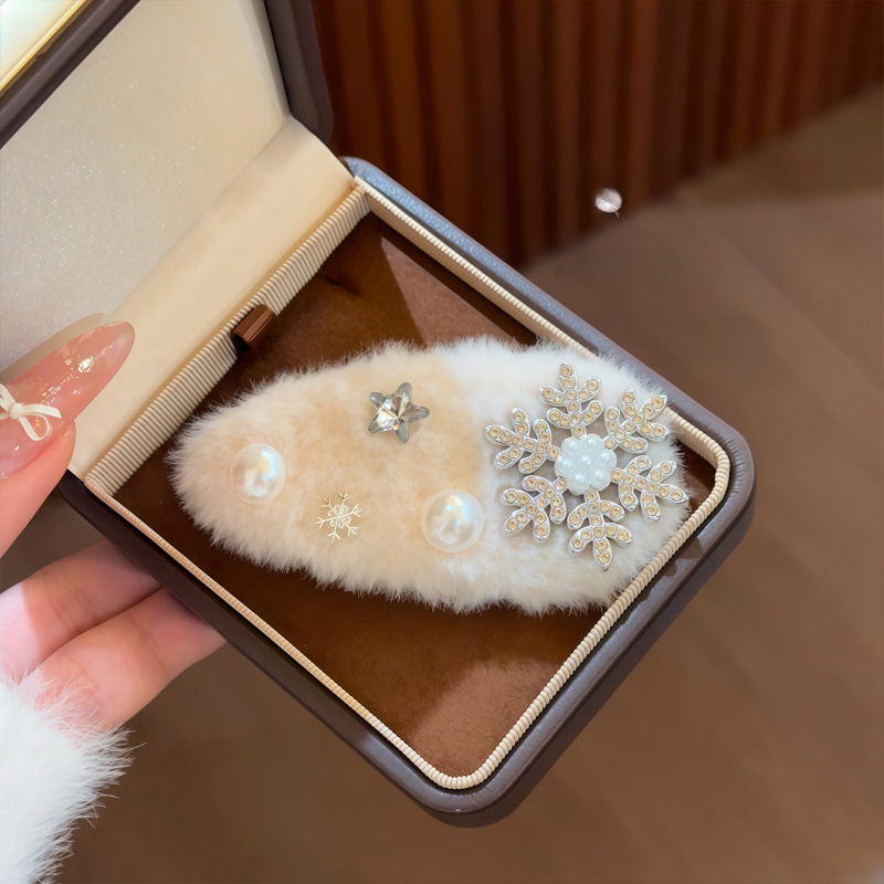 Plüss fejfedő nercszőrrel – Kézzel készített Bb csattal, Tündér-stílus, Téli 2025