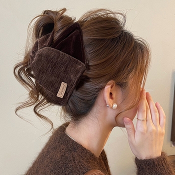 Velúrból készült háromszög alakú hajcsat nőknek, kézzel készített, retro Maillard stílusú, hátulsó fejre illő clip