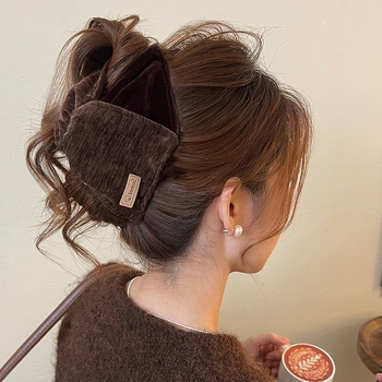 Velúrból készült háromszög alakú hajcsat nőknek, kézzel készített, retro Maillard stílusú, hátulsó fejre illő clip