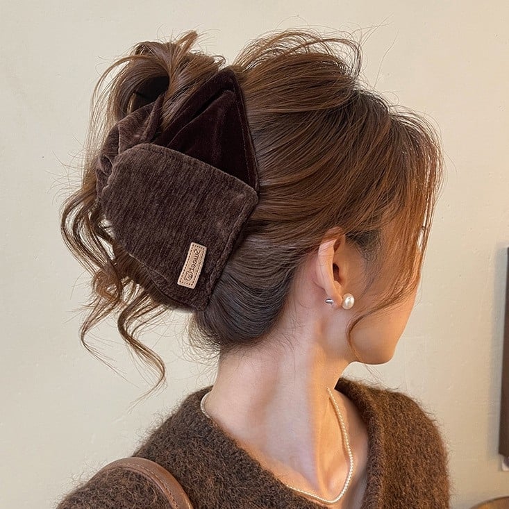 Velúrból készült háromszög alakú hajcsat nőknek, kézzel készített, retro Maillard stílusú, hátulsó fejre illő clip