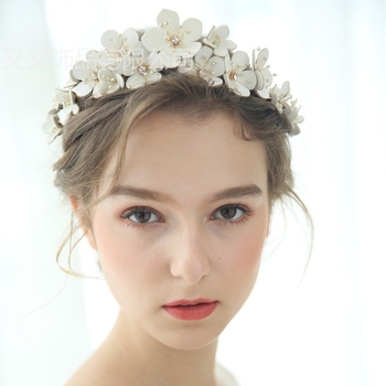 Νυφική τιάρα, χειροποίητη κορώνα με φιλικό προς το περιβάλλον δέρμα, χάντρες ρυζιού και λευκά κρύσταλλα