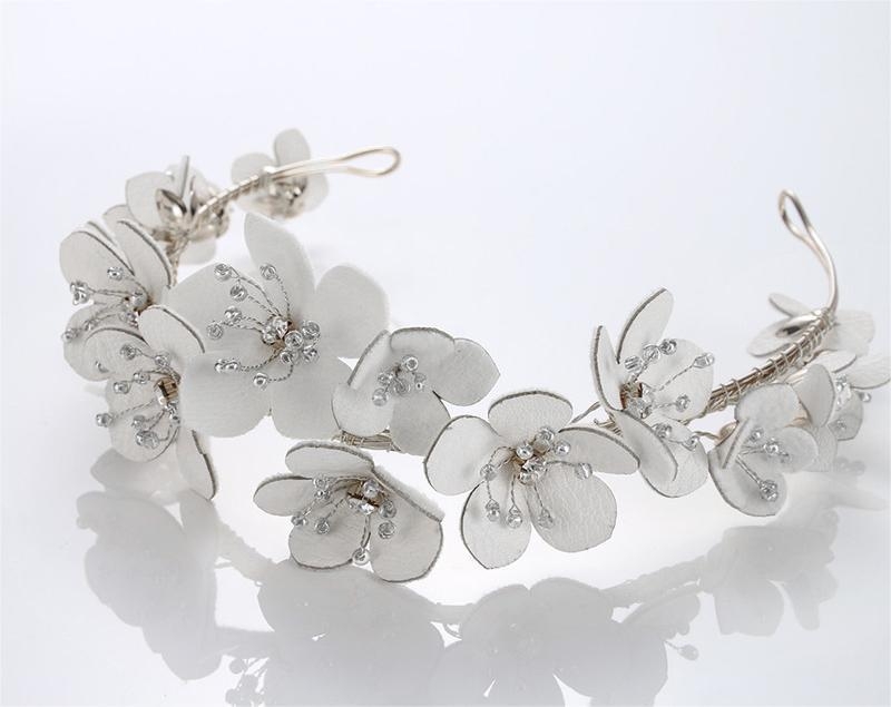 Νυφική τιάρα, χειροποίητη κορώνα με φιλικό προς το περιβάλλον δέρμα, χάντρες ρυζιού και λευκά κρύσταλλα