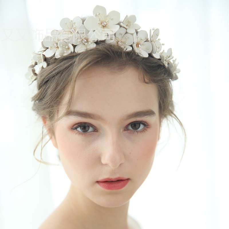 Νυφική τιάρα, χειροποίητη κορώνα με φιλικό προς το περιβάλλον δέρμα, χάντρες ρυζιού και λευκά κρύσταλλα