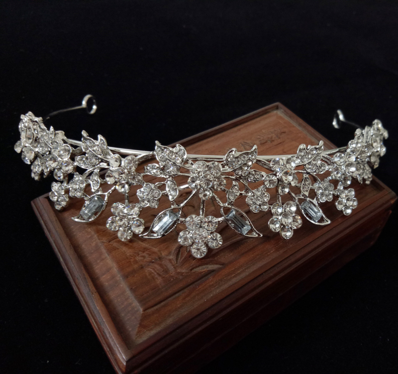 Vjenčana tiara za glavu, cvjetni dizajn, legura, dijamantno obradivanje, rhinestone kristali (Materijal: Legura; Stil: Ženski; Oblikovanje: Cvjetno; Obrada: Dijamant; Tip kristala: Rhinestone)