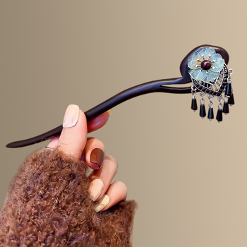 Plaukų segtukas iš ebono medienos su gėlių motyvu ir kutais, senovinės Kinijos Hanfu stilius (Medžiaga: Ebono mediena; Stilius: Senoji Kinija; Ypatybės: Gėlių motyvas, kutai; Išleidimas: Žiema 2025)