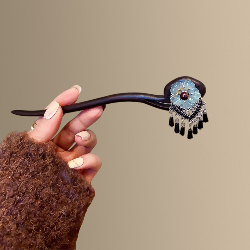 Plaukų segtukas iš ebono medienos su gėlių motyvu ir kutais, senovinės Kinijos Hanfu stilius (Medžiaga: Ebono mediena; Stilius: Senoji Kinija; Ypatybės: Gėlių motyvas, kutai; Išleidimas: Žiema 2025)