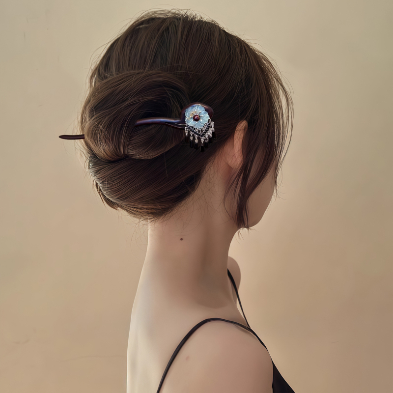 Plaukų segtukas iš ebono medienos su gėlių motyvu ir kutais, senovinės Kinijos Hanfu stilius (Medžiaga: Ebono mediena; Stilius: Senoji Kinija; Ypatybės: Gėlių motyvas, kutai; Išleidimas: Žiema 2025)