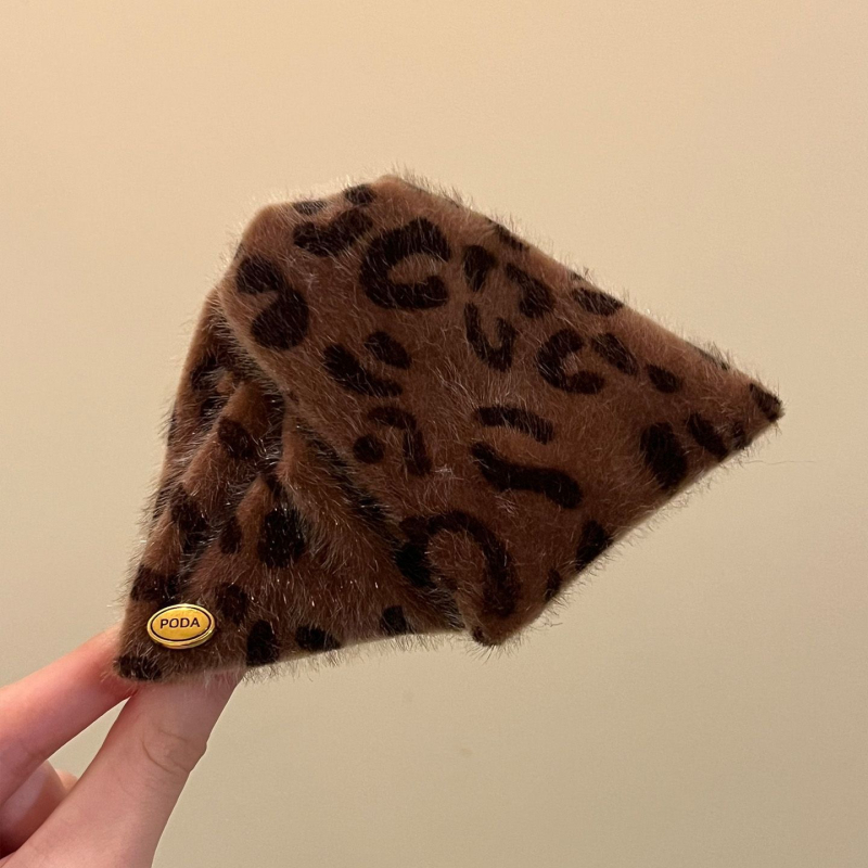 Škripec za kosu s leopardim uzorkom i flokiranim materijalom, retro Hong Kong stil, klipsa tip ajkula, ručna izrada, zima 2025