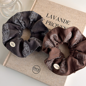 Plaukų surišimo gumytė su dvigubu audinio sluoksniu, korėjėčių stiliaus, žema uodega (Medžiaga: audinys; Apdorojimo technologija: mezgimas; Kilmė: Yiwu; Stilius: korėjietiškas; Metai/Sezonas: 2025 ruduo)