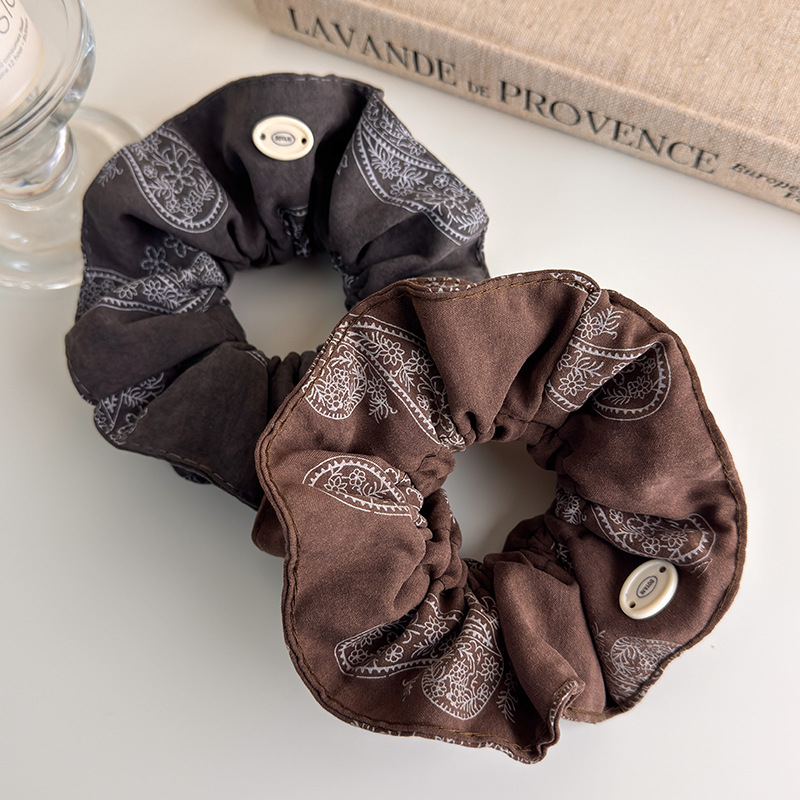 Plaukų surišimo gumytė su dvigubu audinio sluoksniu, korėjėčių stiliaus, žema uodega (Medžiaga: audinys; Apdorojimo technologija: mezgimas; Kilmė: Yiwu; Stilius: korėjietiškas; Metai/Sezonas: 2025 ruduo)